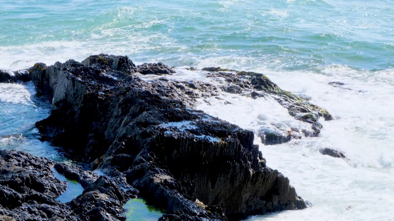 海浪拍打着岩石。岩石海岸的一天。海域。手持视频。视频素材