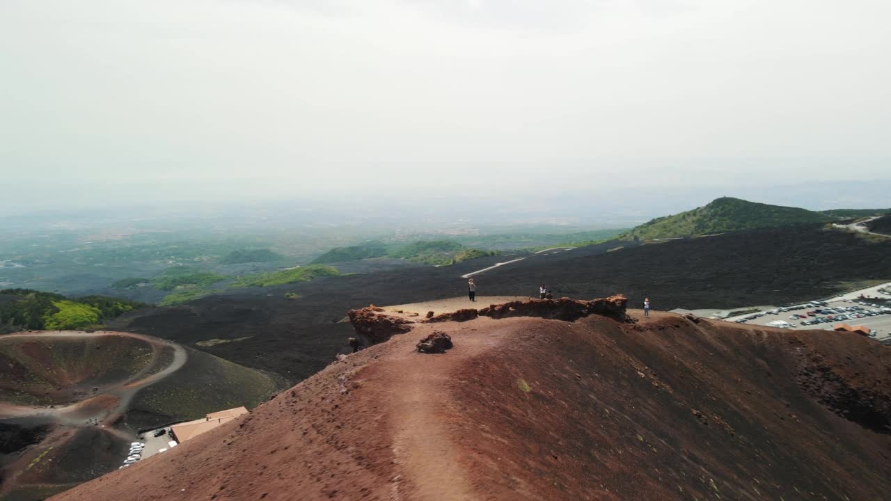 过去形成的熔岩河，覆盖了埃特纳火山的大部分。从无人机的角度看，埃特纳火山很活跃，正在喷发视频素材