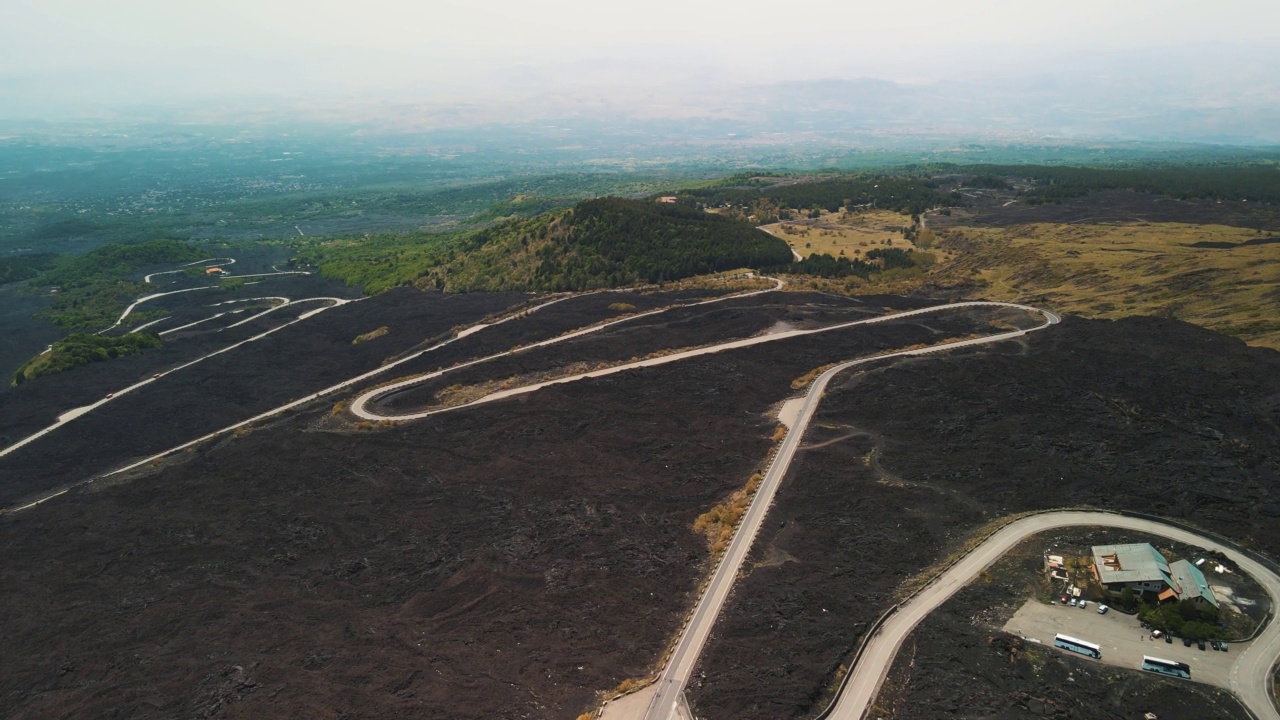 过去形成的熔岩河，覆盖了埃特纳火山的大部分。埃特纳火山活跃，正在喷发视频素材