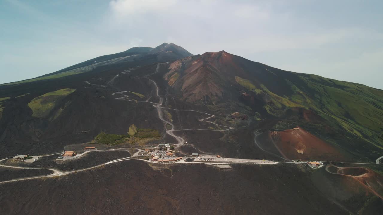 过去形成的熔岩河，覆盖了埃特纳火山的大部分。从无人机的角度看，埃特纳火山很活跃，正在喷发视频素材