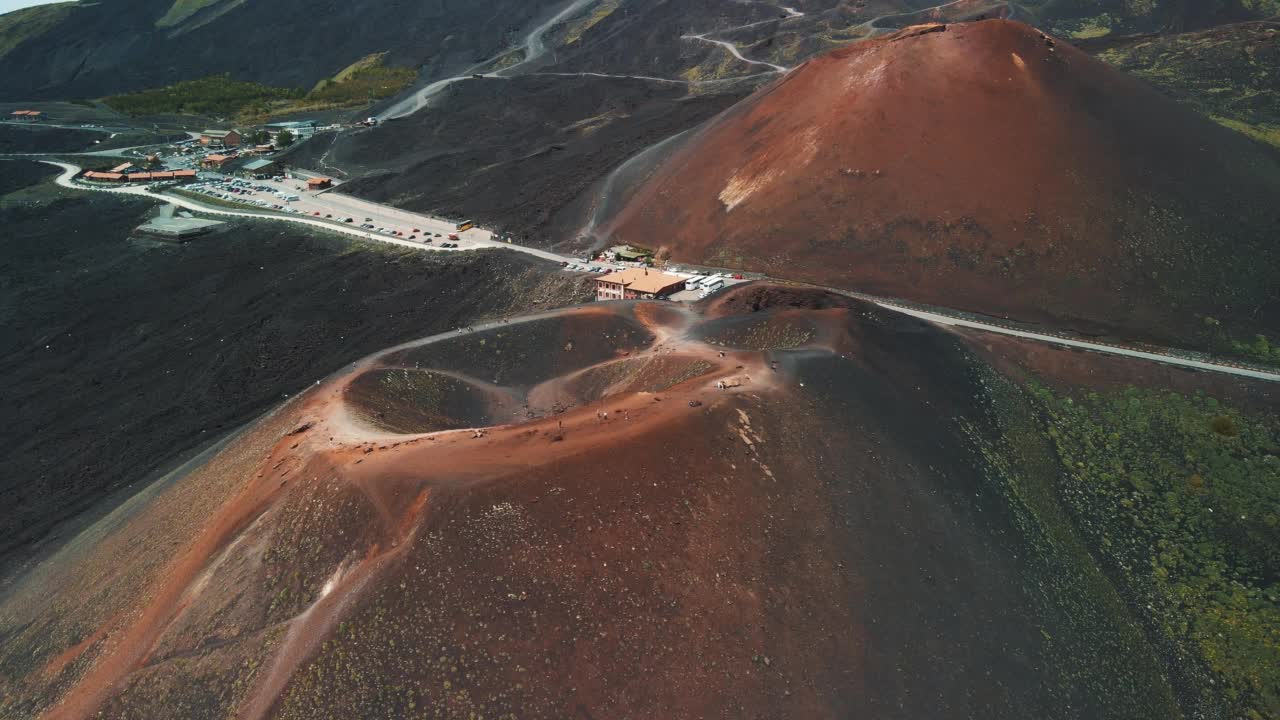 过去形成的熔岩河，覆盖了埃特纳火山的大部分。从无人机的角度看，埃特纳火山很活跃，正在喷发视频素材