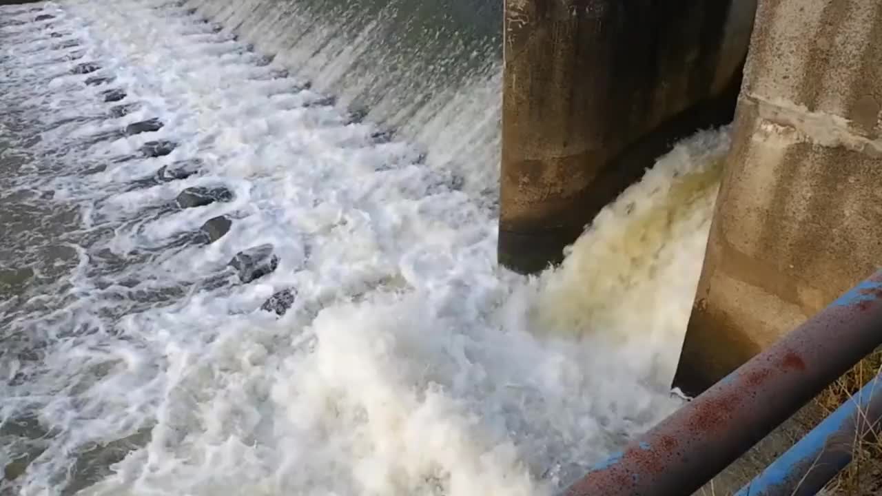 印尼婆罗洲卡朗穆姆斯河大坝上方水流湍急视频素材