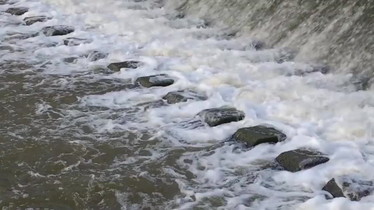 印尼婆罗洲卡朗穆姆斯河大坝上方水流湍急视频素材