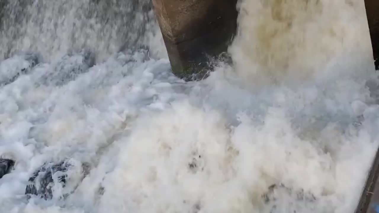 印尼婆罗洲卡朗穆姆斯河大坝上方水流湍急视频素材