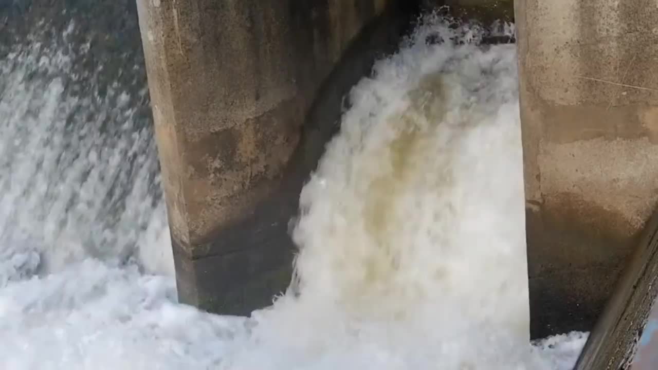 印尼婆罗洲卡朗穆姆斯河大坝上方水流湍急视频素材