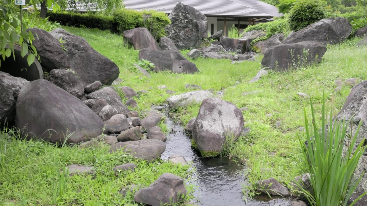 日本公园里的溪流和瀑布视频素材