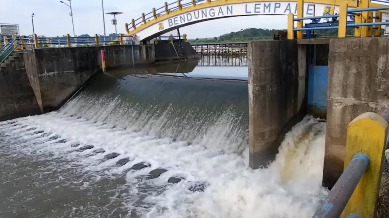 印尼婆罗洲卡朗穆姆斯河大坝上方水流湍急视频素材