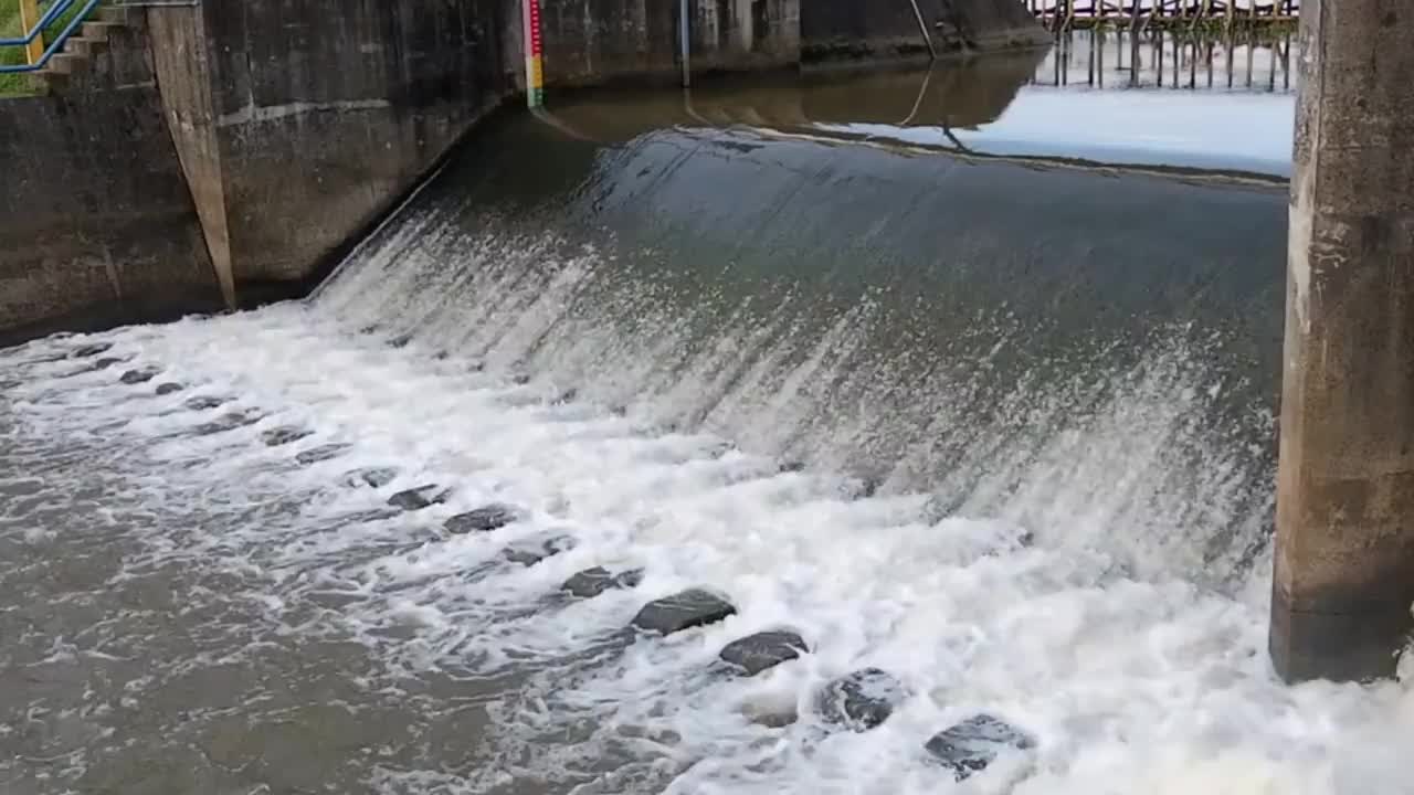 印尼婆罗洲卡朗穆姆斯河大坝上方水流湍急视频素材