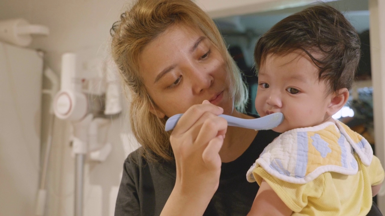 亚洲小男孩吃婴儿食品的特写。视频素材