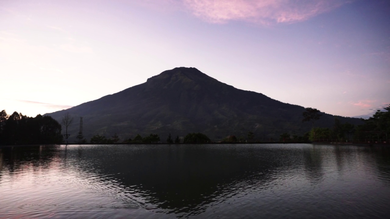 松滨山全景，湖和锦鲤视频素材