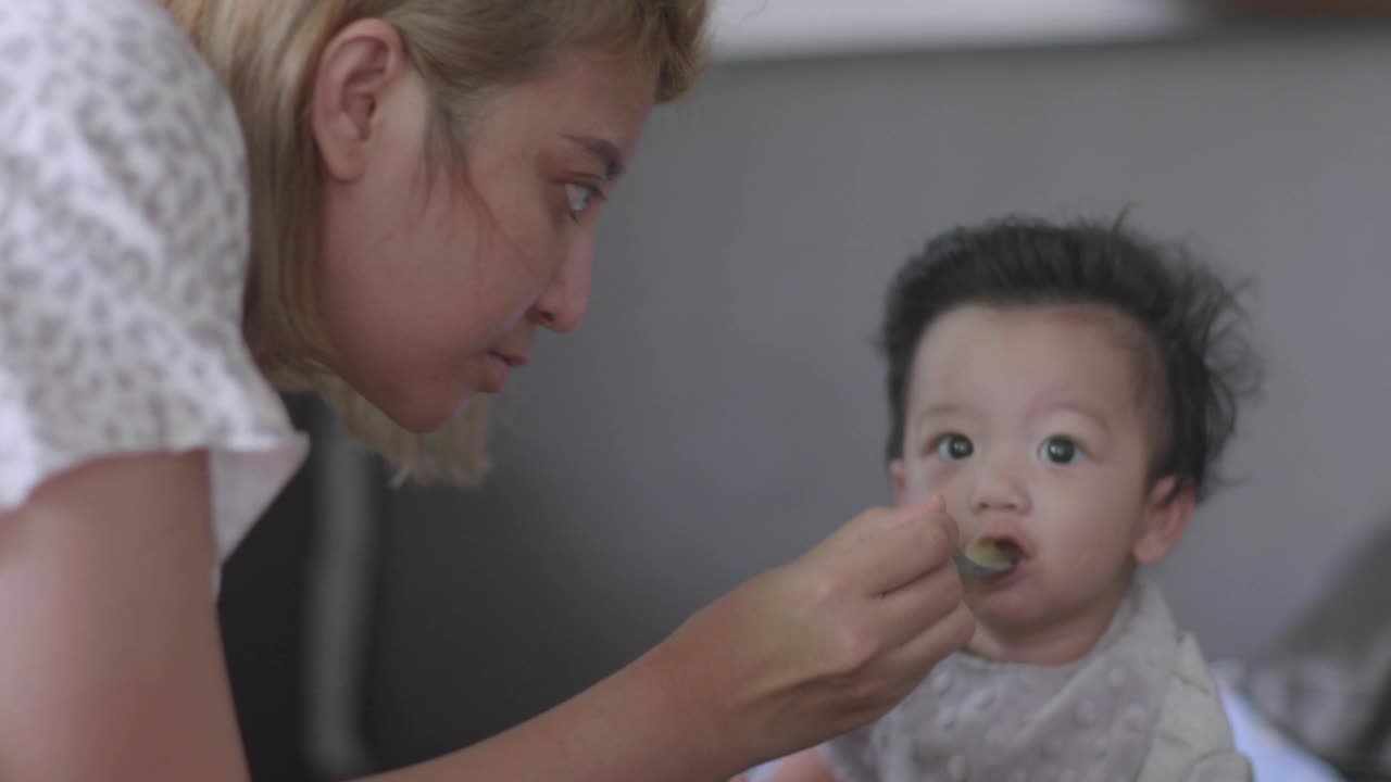 亚洲小男孩吃婴儿食品的特写。视频素材