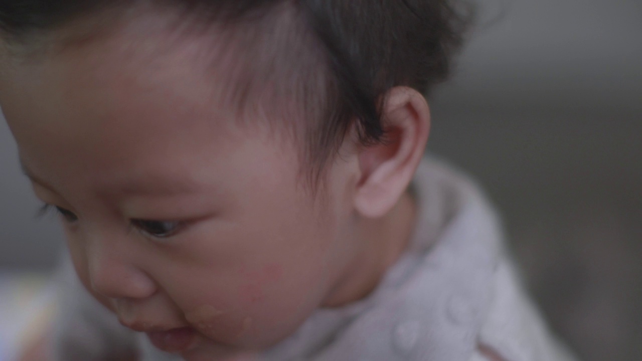 亚洲小男孩吃婴儿食品的特写。视频素材