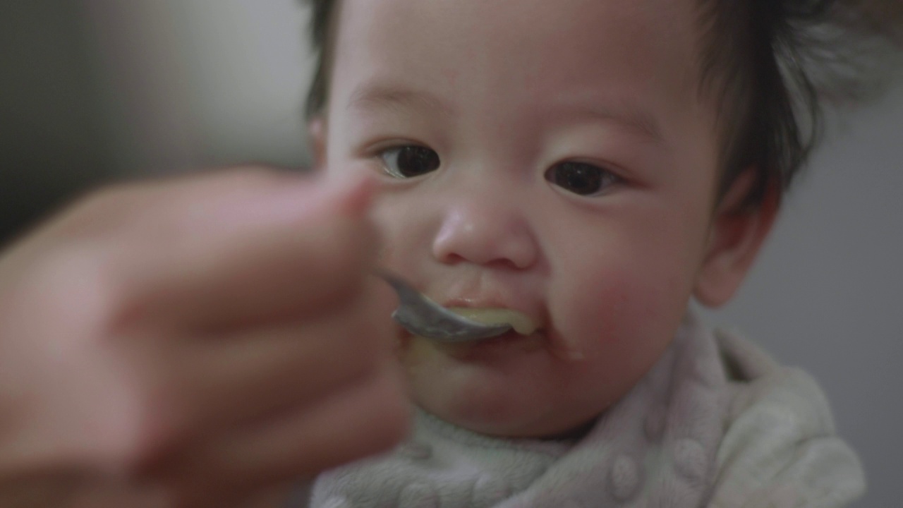 亚洲小男孩吃婴儿食品的特写。视频素材