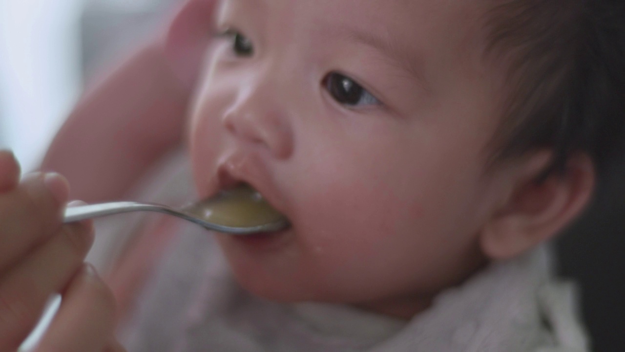 亚洲小男孩吃婴儿食品的特写。视频素材