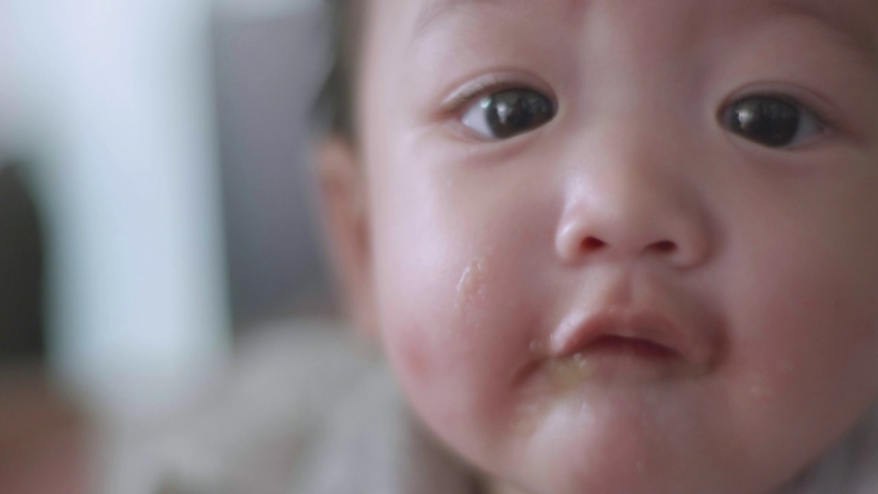 亚洲小男孩吃婴儿食品的特写。视频素材