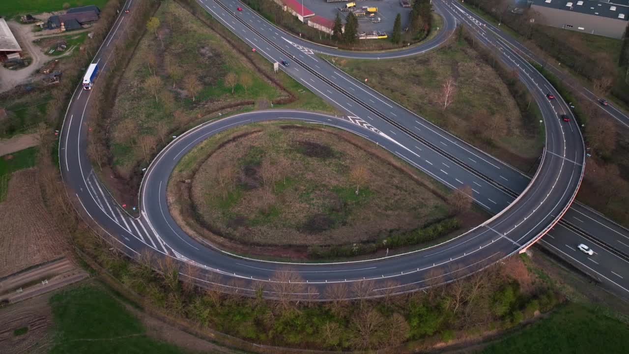 高速公路十字路口的鸟瞰图，快速移动的繁忙交通。城际交通，有很多汽车和卡车视频素材