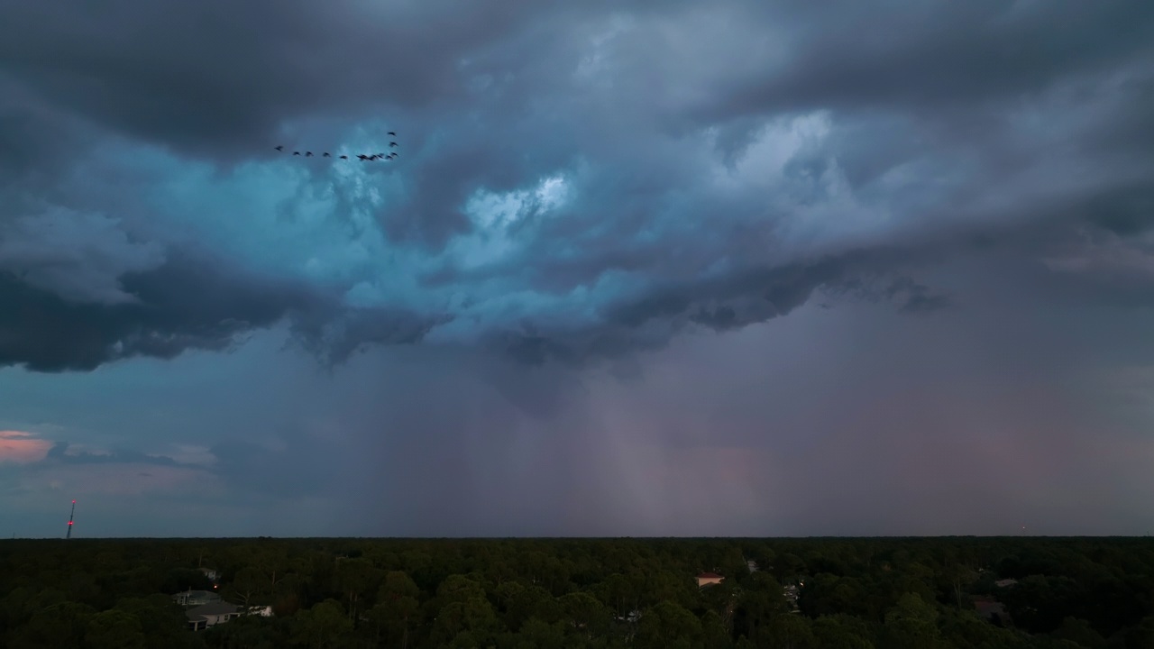 在乡村地区的雷暴前，乌云在暴风雨的天空中形成视频素材