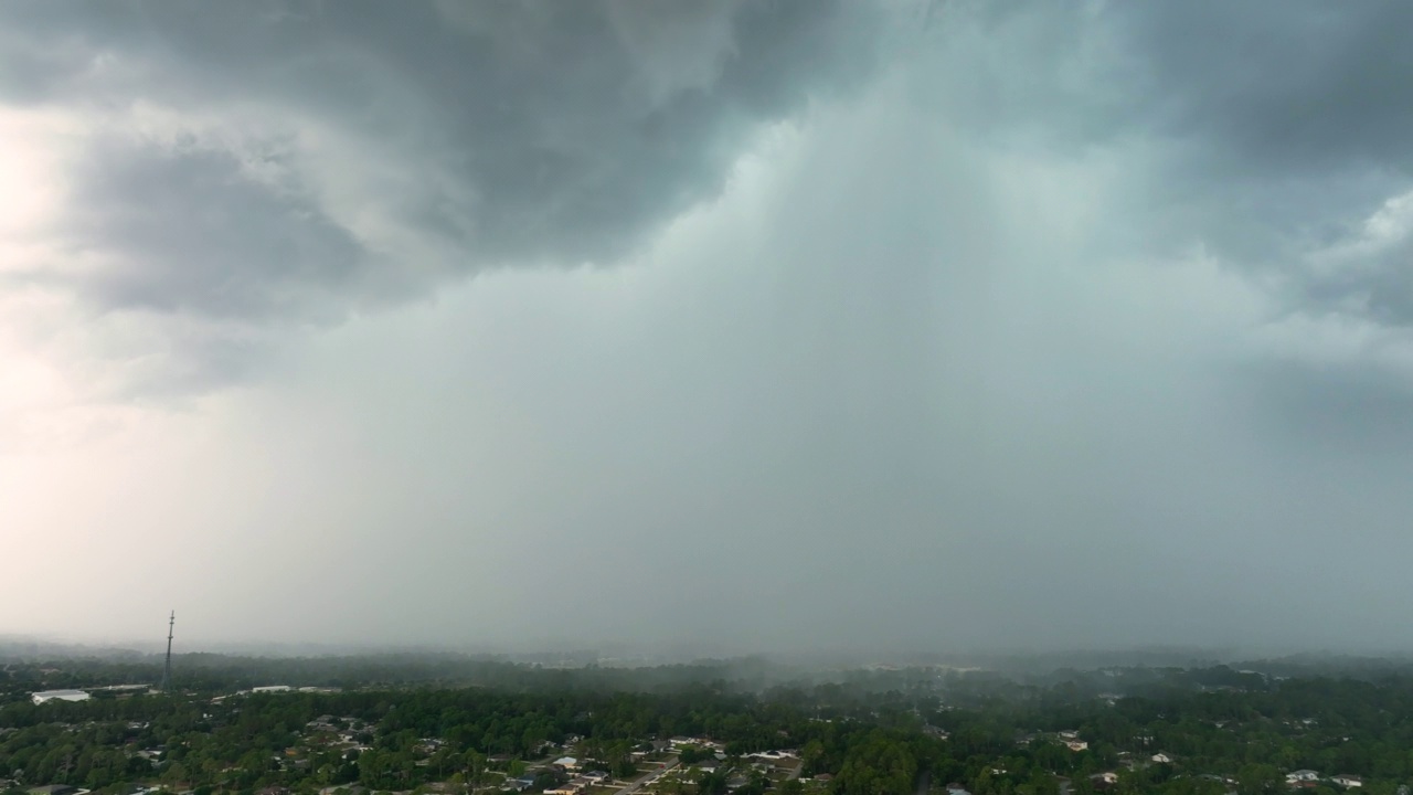 在乡村地区的雷暴前，乌云在暴风雨的天空中形成视频素材