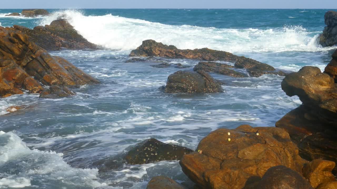 有海浪和岩石的景观视频素材