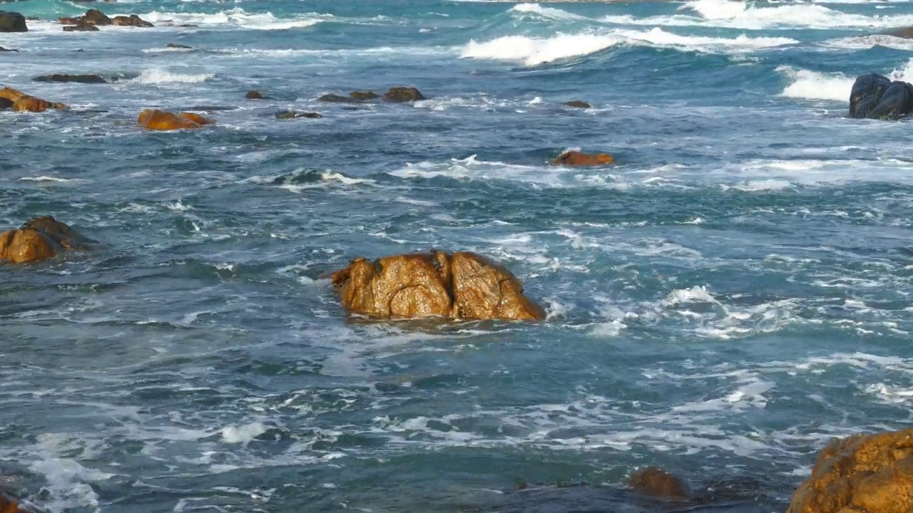 有海浪和岩石的景观视频素材