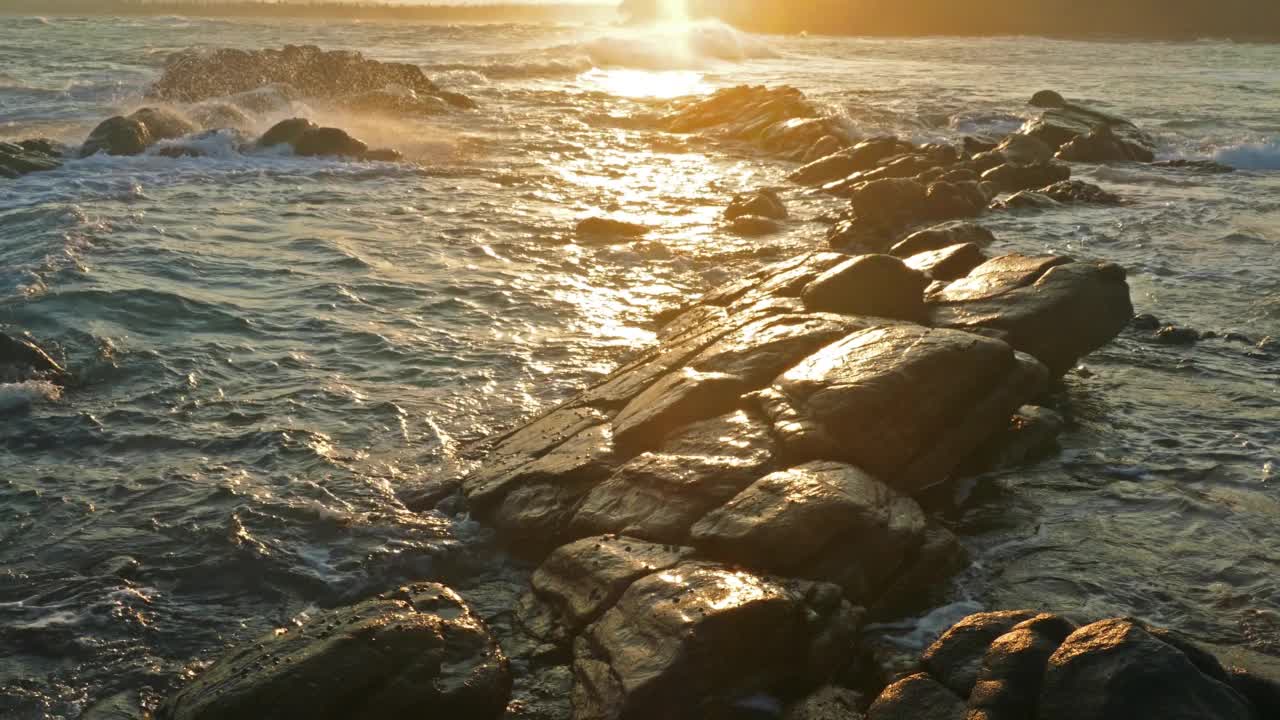 日落时海滩上的海浪视频素材