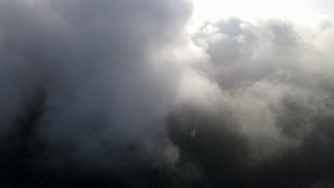 空中飞过白色的低雾云视频素材