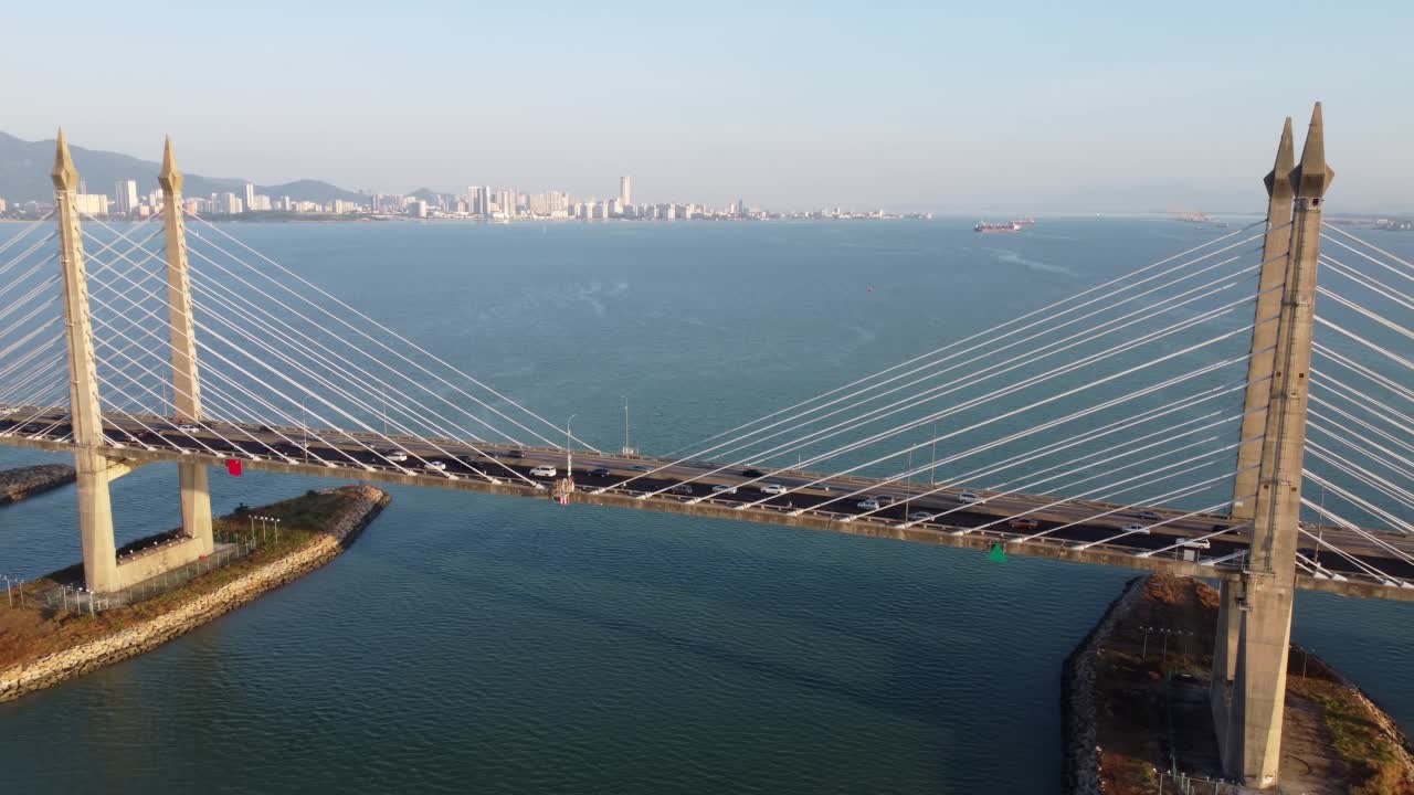 蓝色的早晨，空中移走槟城大桥视频素材