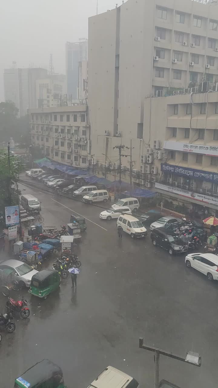 雨中的繁忙街道视频素材