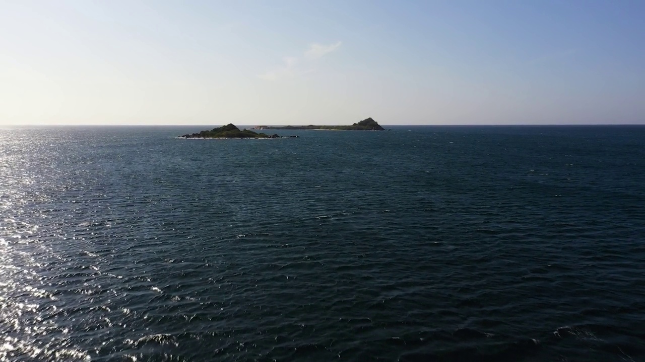 有热带鸽子岛的海景。视频素材