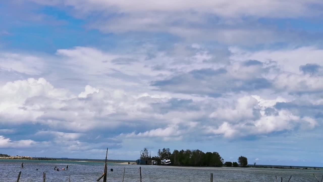 晴天的海滩和海景视频素材