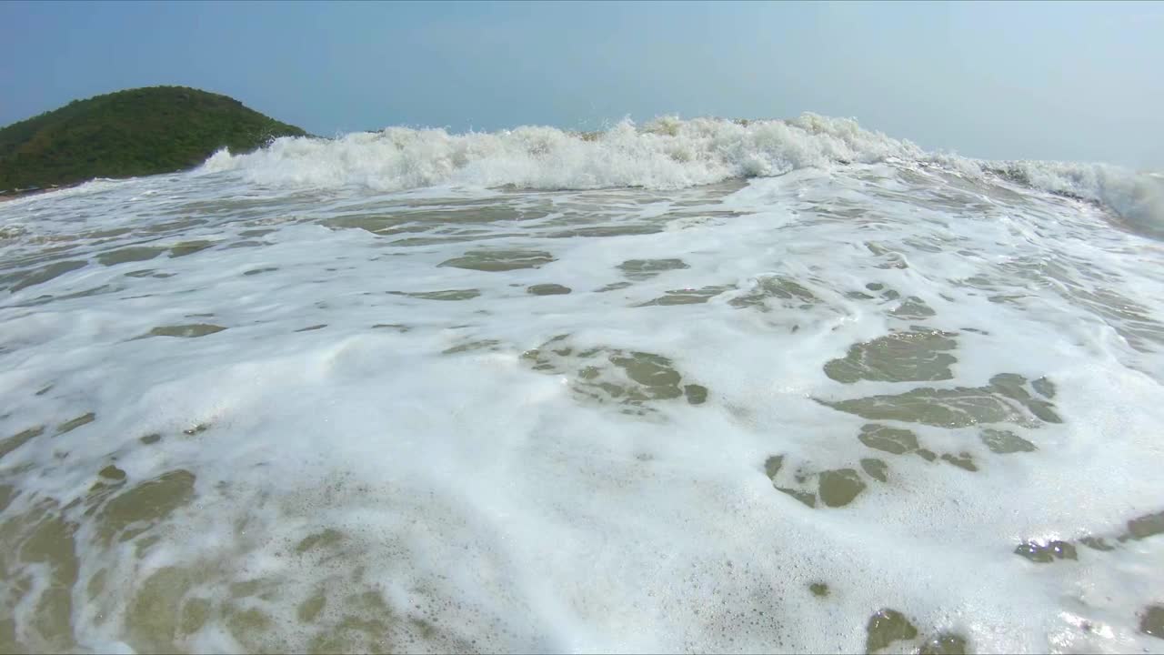 热带海浪撞击相机，高速4K镜头视频素材