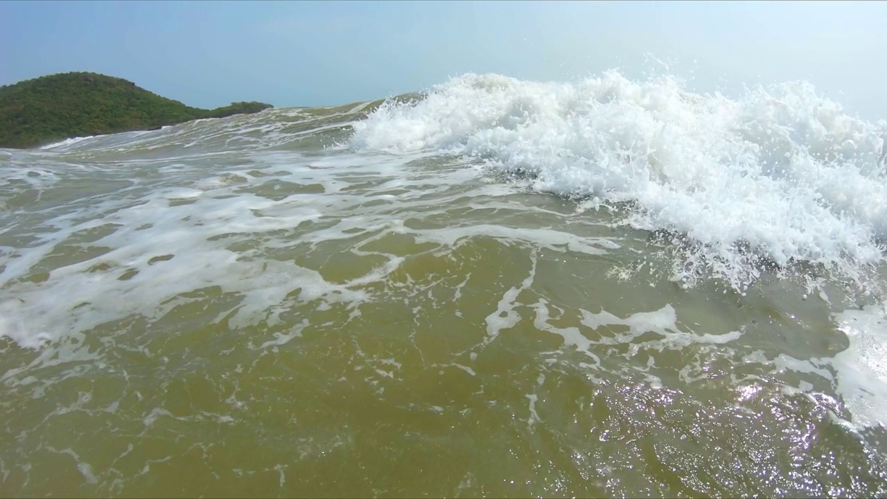 热带海浪撞击相机，高速4K镜头视频素材