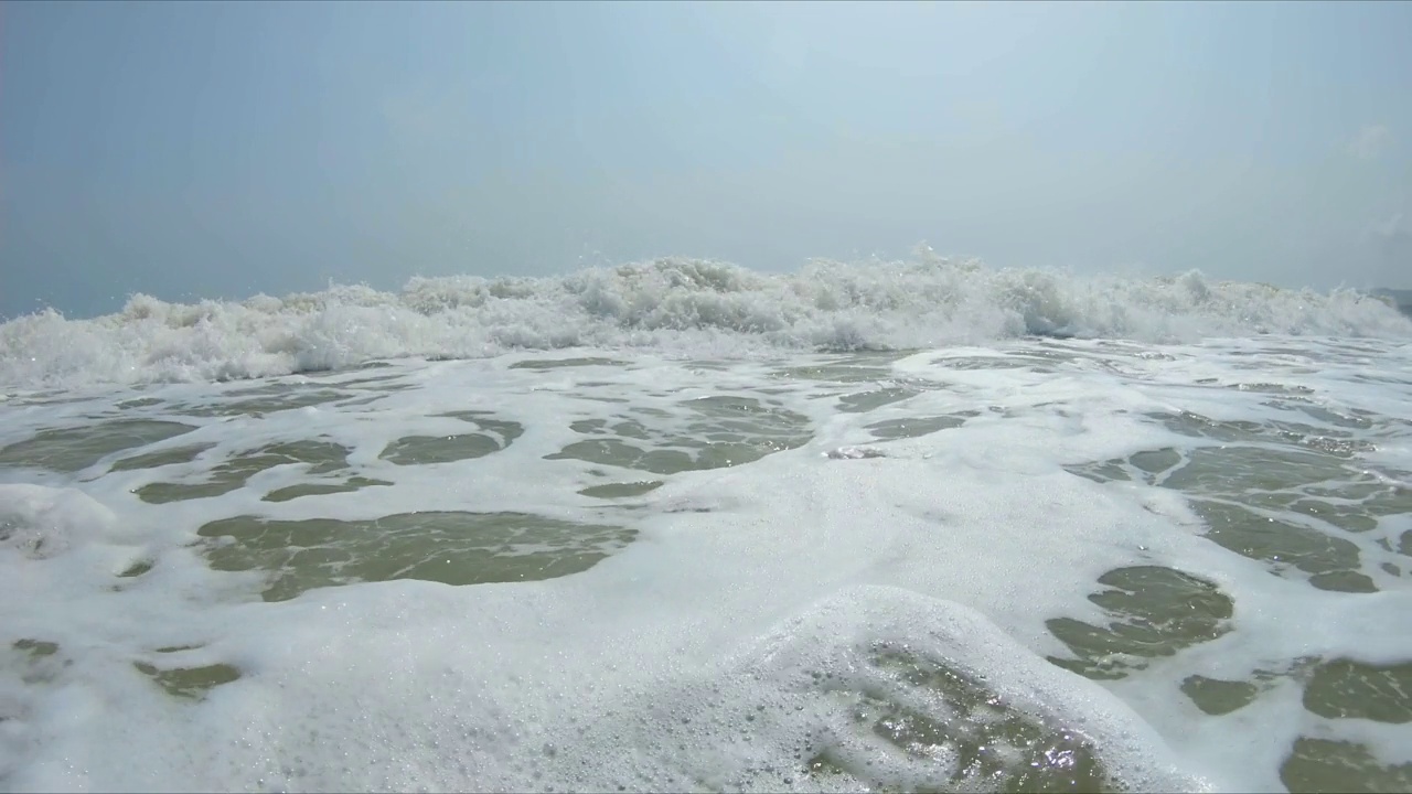 热带海浪撞击相机，高速4K镜头视频下载