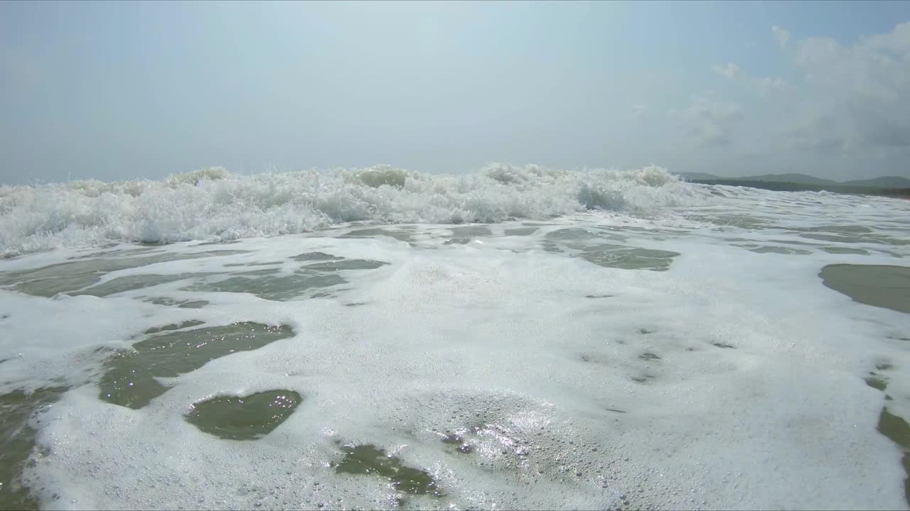 热带海浪撞击相机，高速4K镜头视频素材