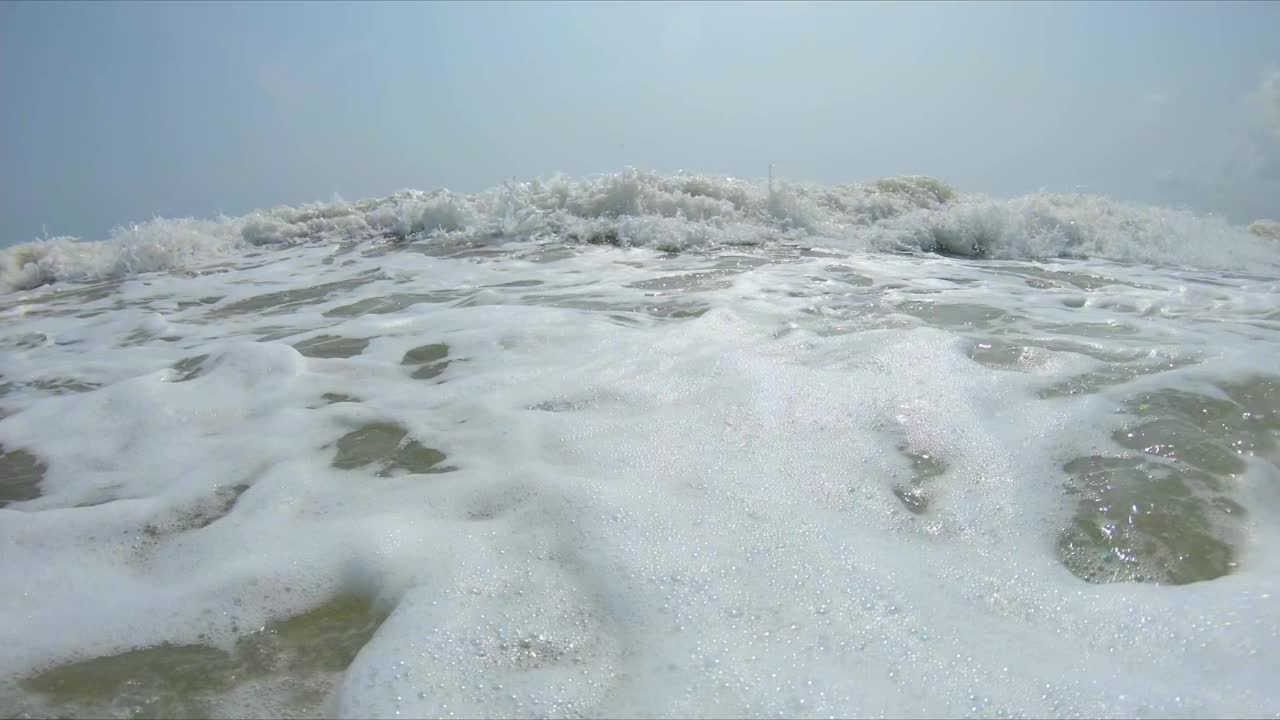 热带海浪撞击相机，高速4K镜头视频素材