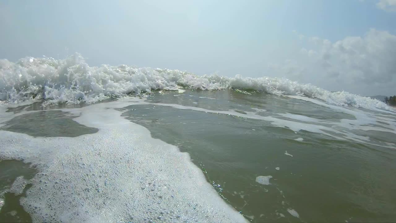 热带海浪撞击相机，高速4K镜头视频素材