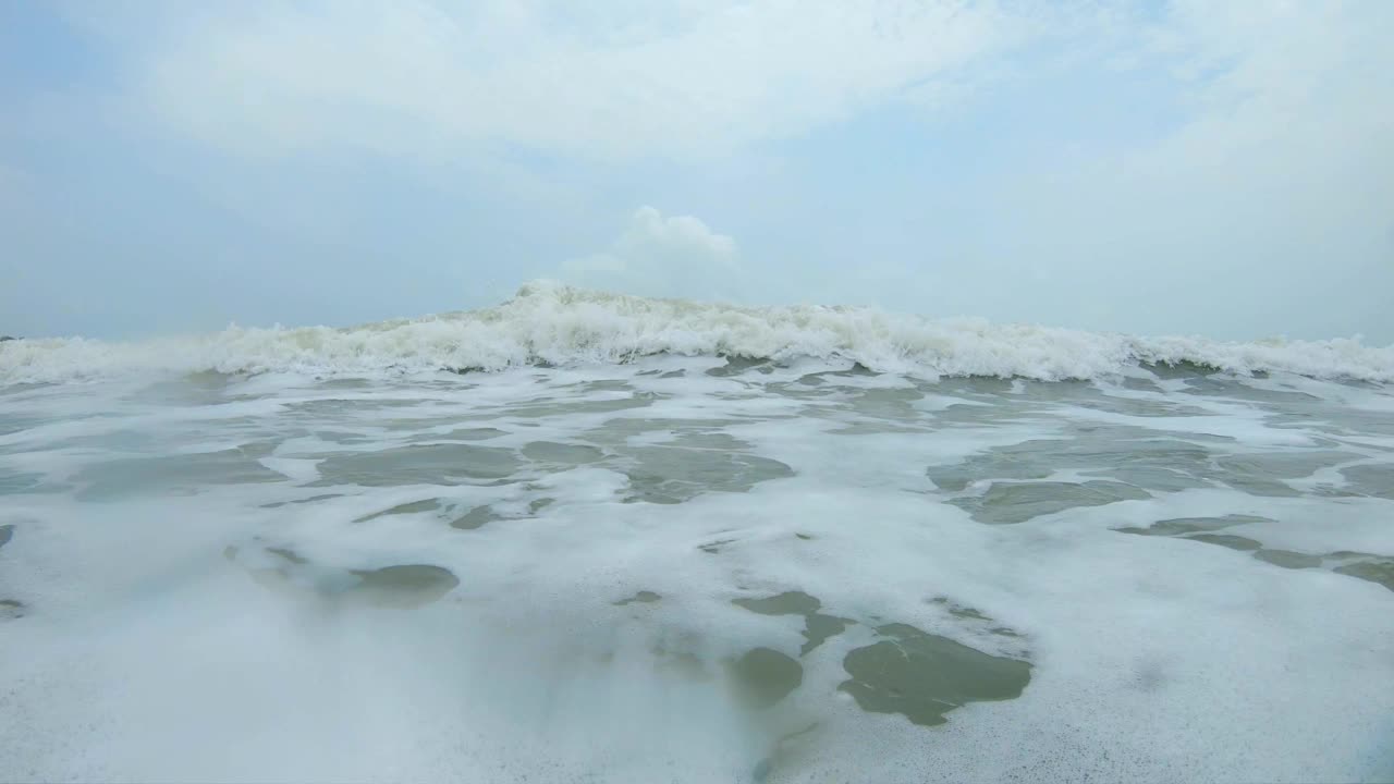 热带海浪冲进摄像机，4K镜头视频素材