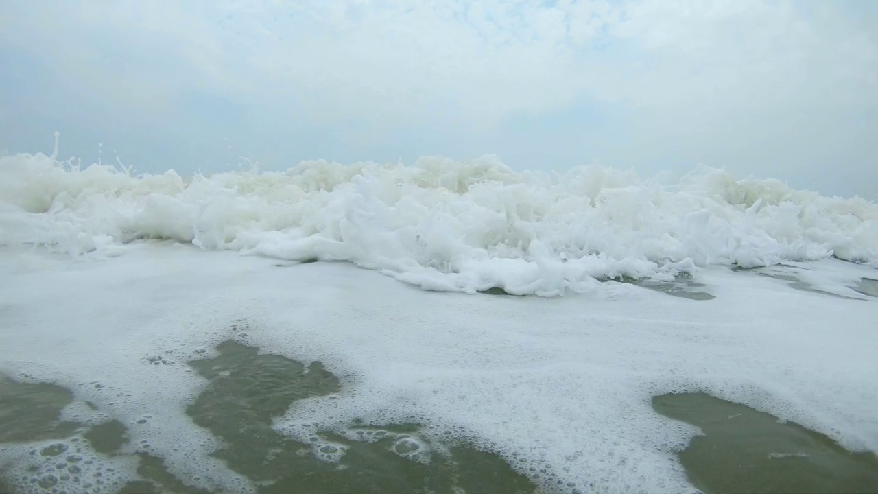 热带海浪冲进摄像机，4K镜头视频素材