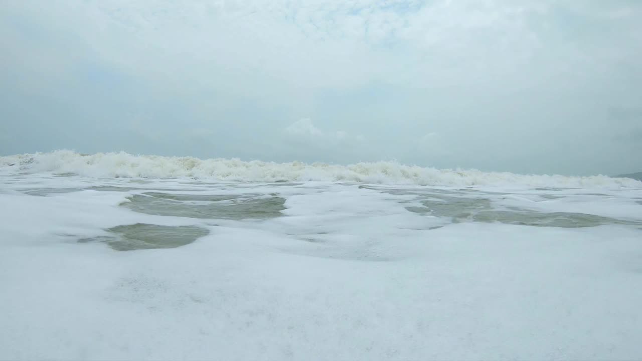 热带海浪冲进摄像机，4K镜头视频素材