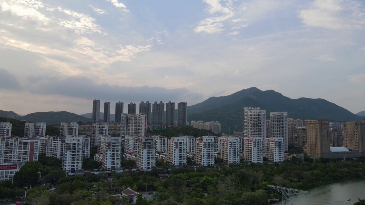 河流和森林环绕的宜居城市建筑视频素材