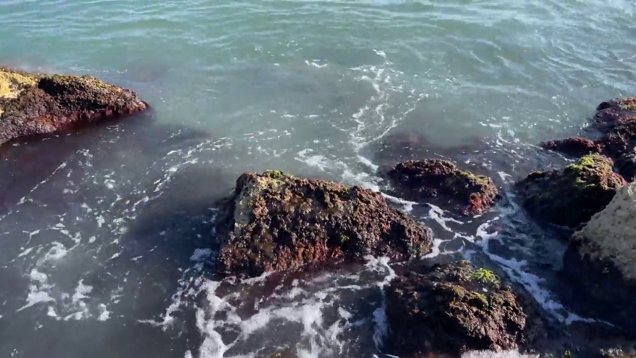 海浪，海浪，海浪，海水碰到岩石，海水飞溅视频素材