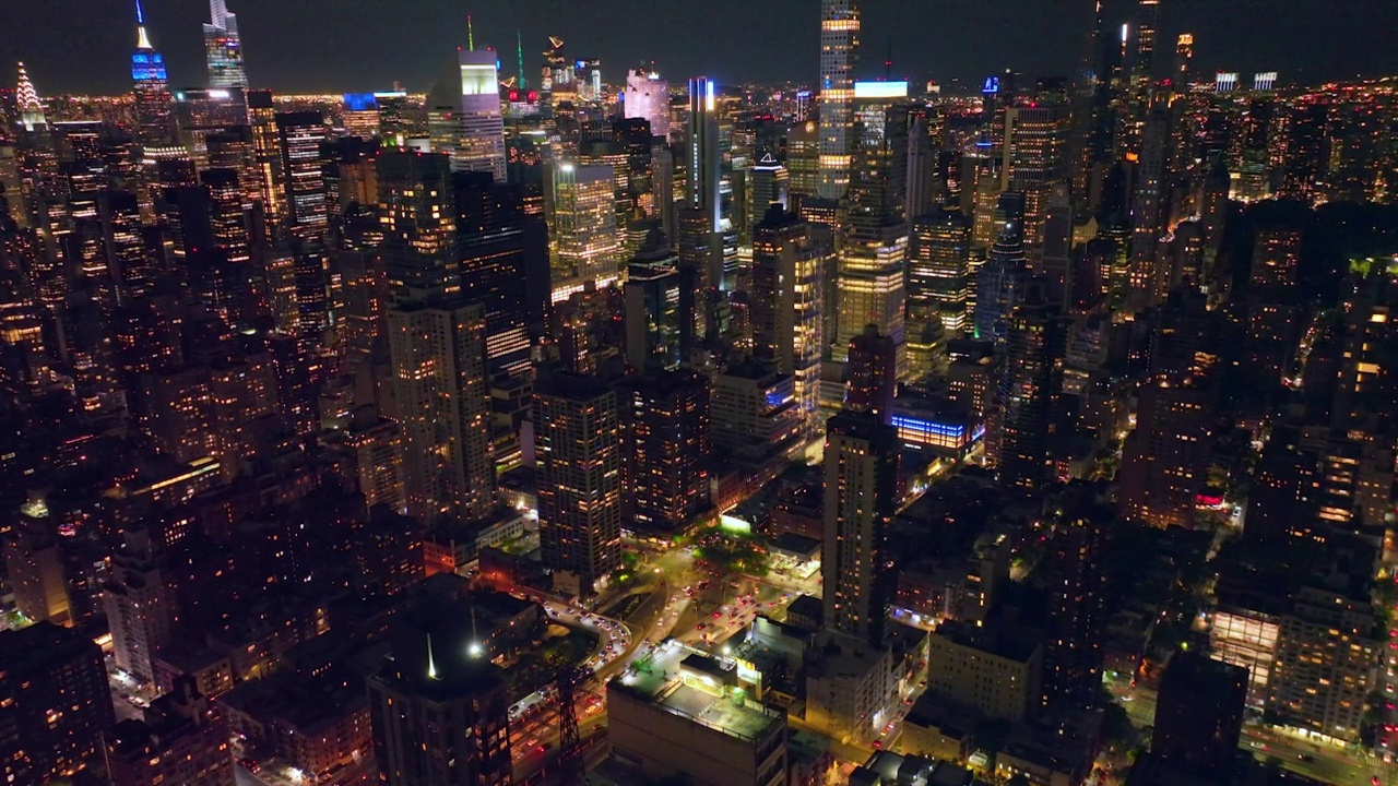 纽约迷人的夜景。平静而宏伟的摩天大楼高耸在繁忙的街道上，交通繁忙。视频素材