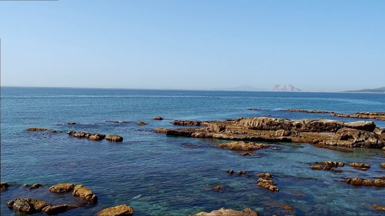 全景视频旁边的海湾的地中海与岩石的直布罗陀和非洲大陆“阿特拉斯”的背景山视频素材