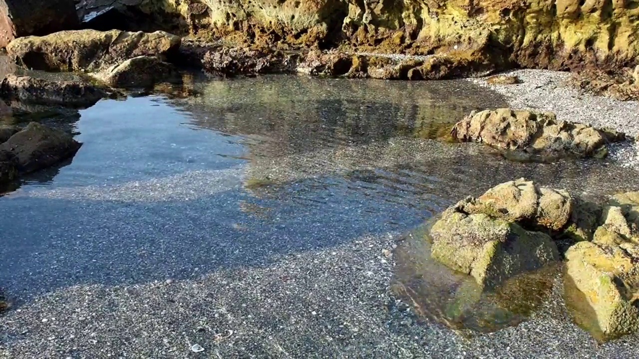 太阳海岸的地中海海湾，碧蓝的海水。度假和放松的概念视频素材