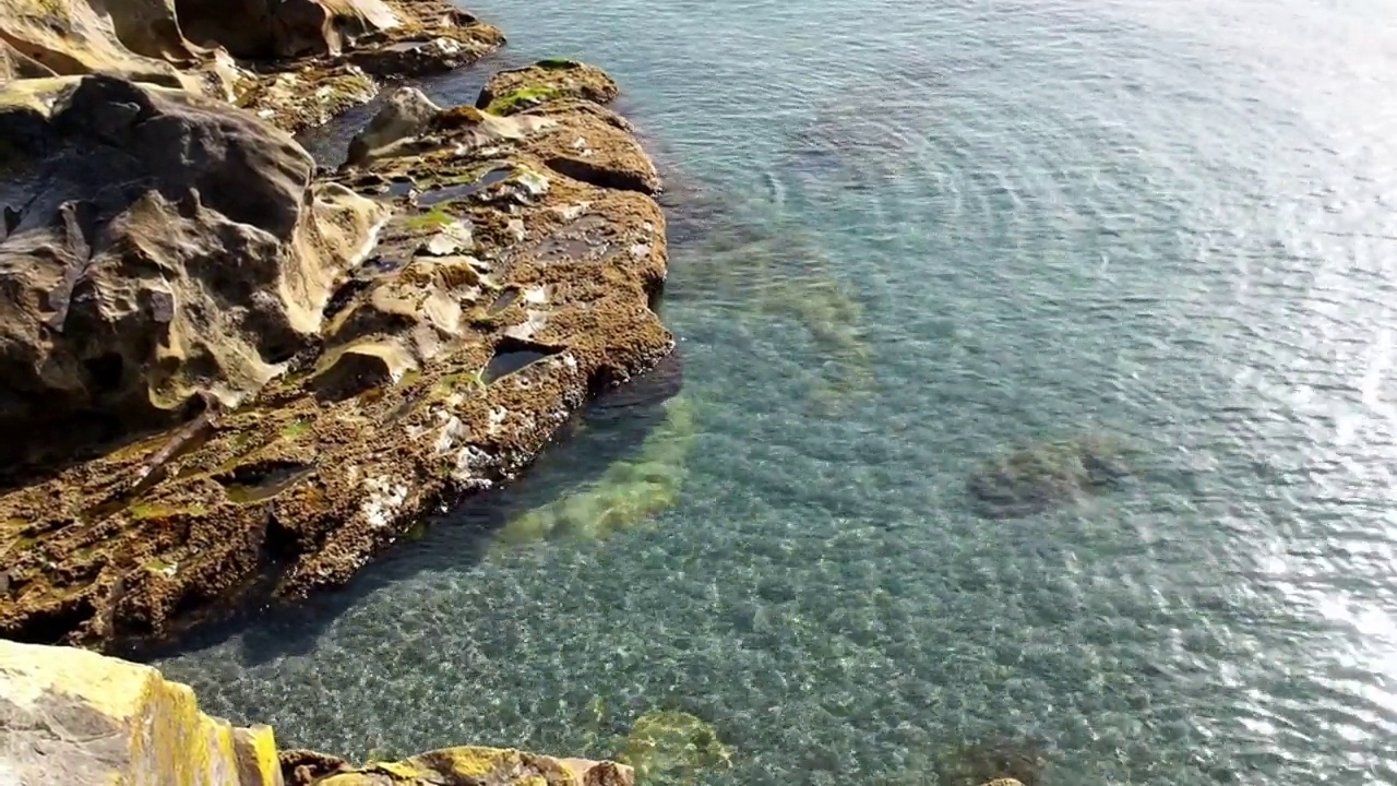 在西班牙太阳海岸的一个海湾，俯瞰蓝绿色的地中海视频素材