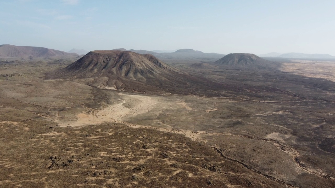 富埃特文图拉岛的沙漠和火山景观鸟瞰图。视频素材