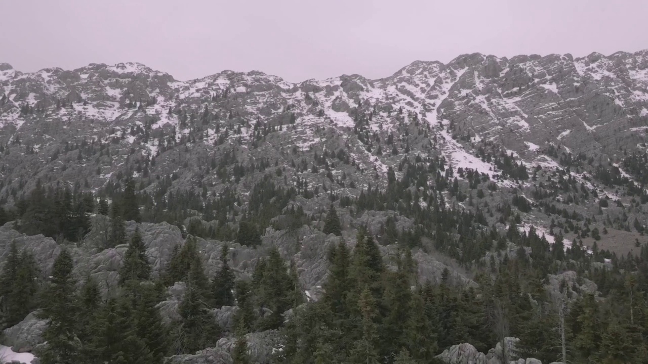 在雪山中旅行视频下载