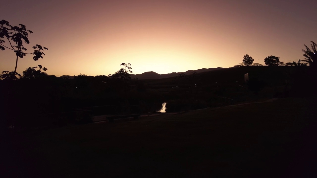 山，湖，还有夜景里的汽车。视频素材