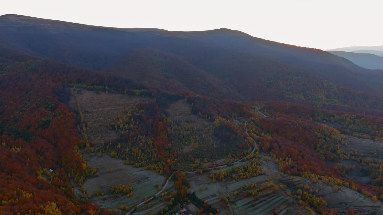 秋天早晨的山地景观视频素材