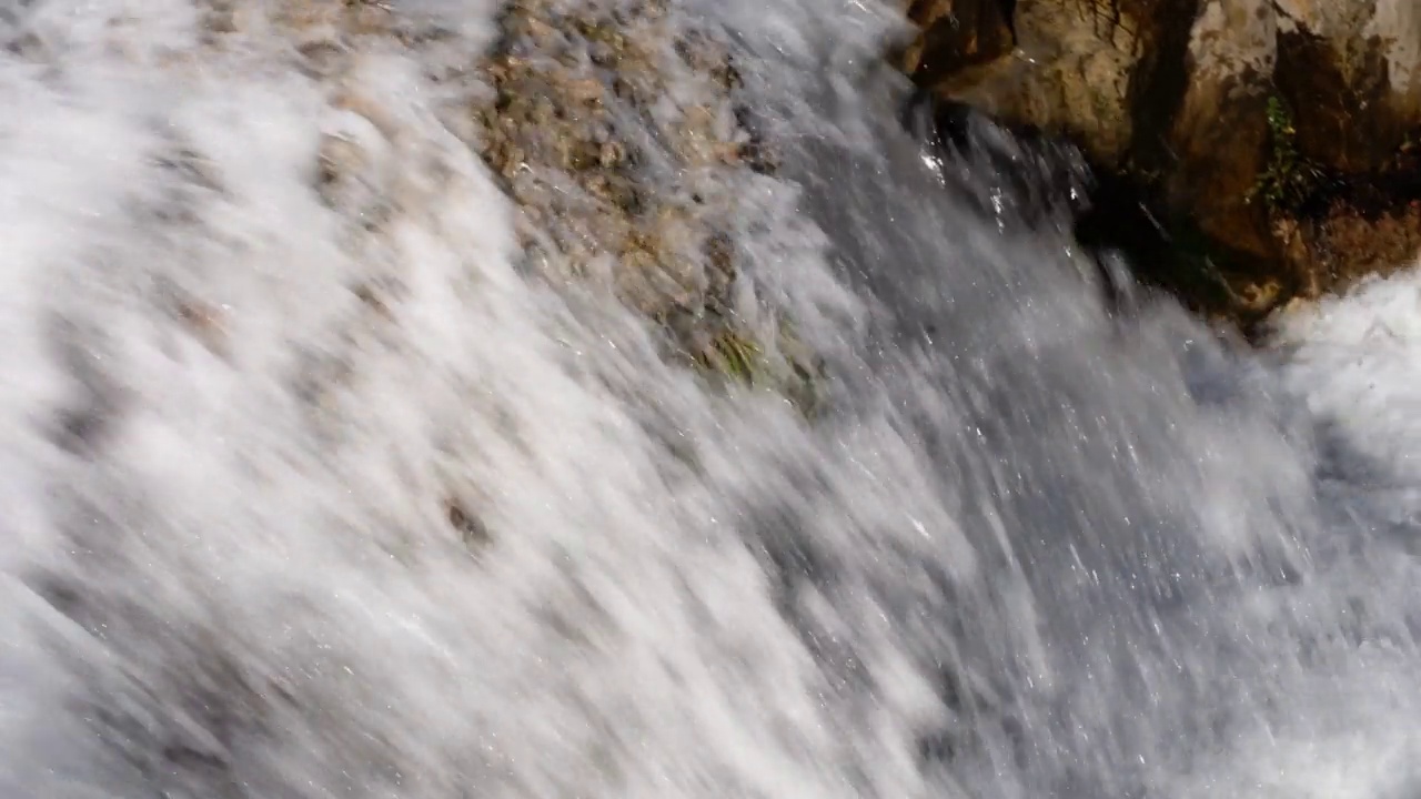 山野河流，水清澈见底视频素材